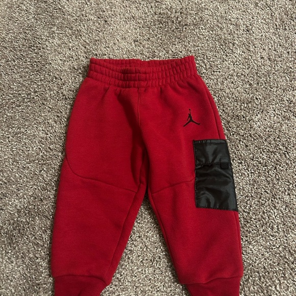Jordan Kids Red Sweatpants & Joggers Set - Picture 3 of 6